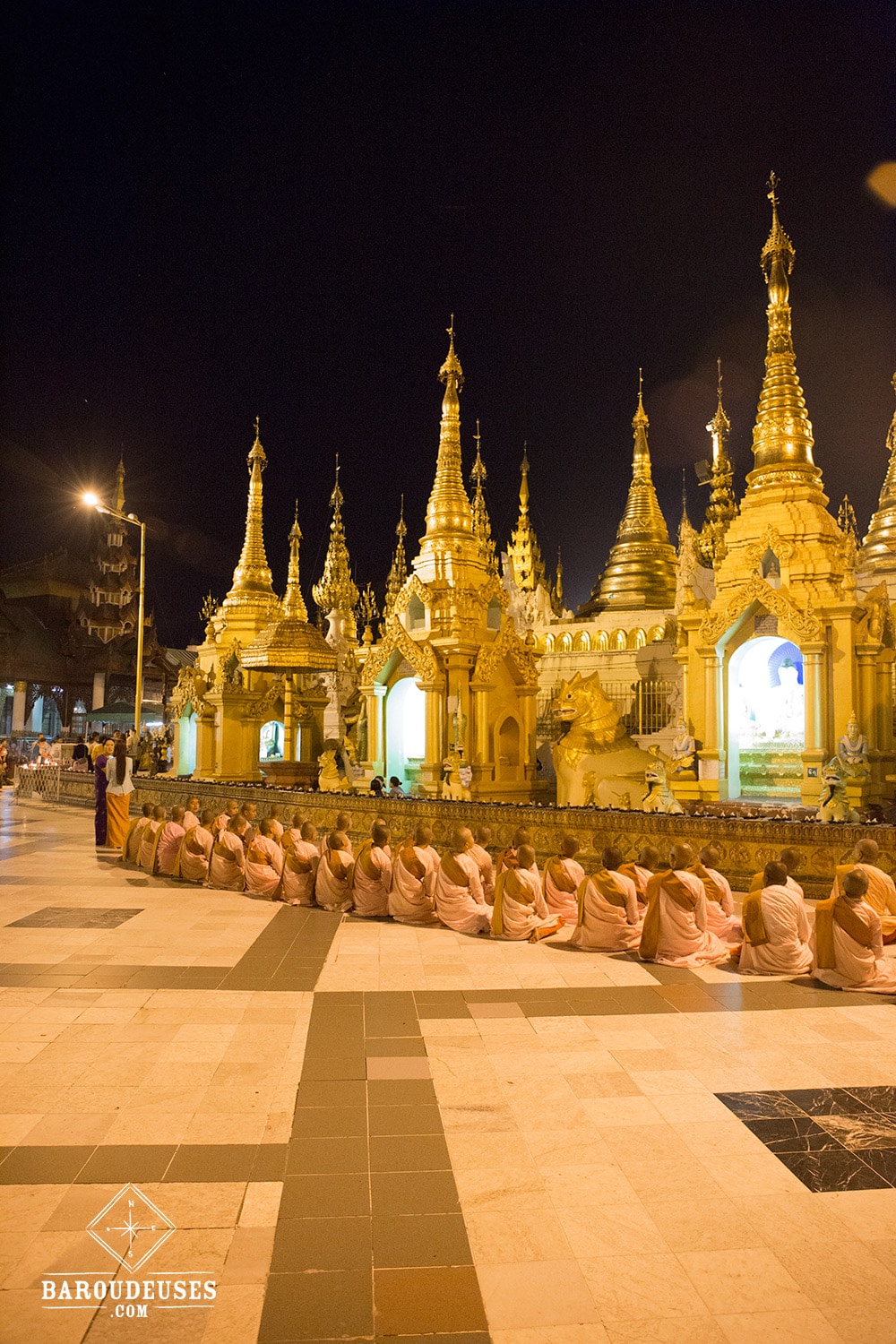 Shwedagon Paya_nonnes - Yangon (Rangoon)