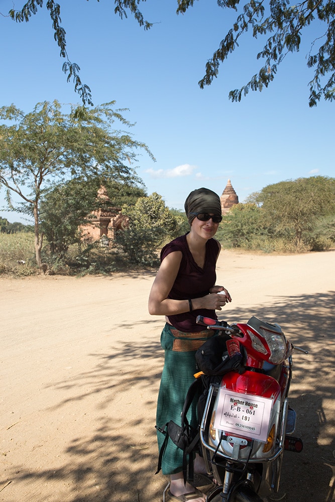 Clem en bikeuse et Temple - Bagan