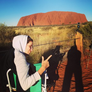 Réalisatrice_Clem attendant d'immortaliser le coucher de soleil sur Uluru
