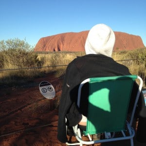 Mamie Clem attendant le coucher de soleil sur Uluru
