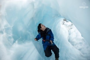 Clem dans une grotte de glace - Glacier Franz Josef