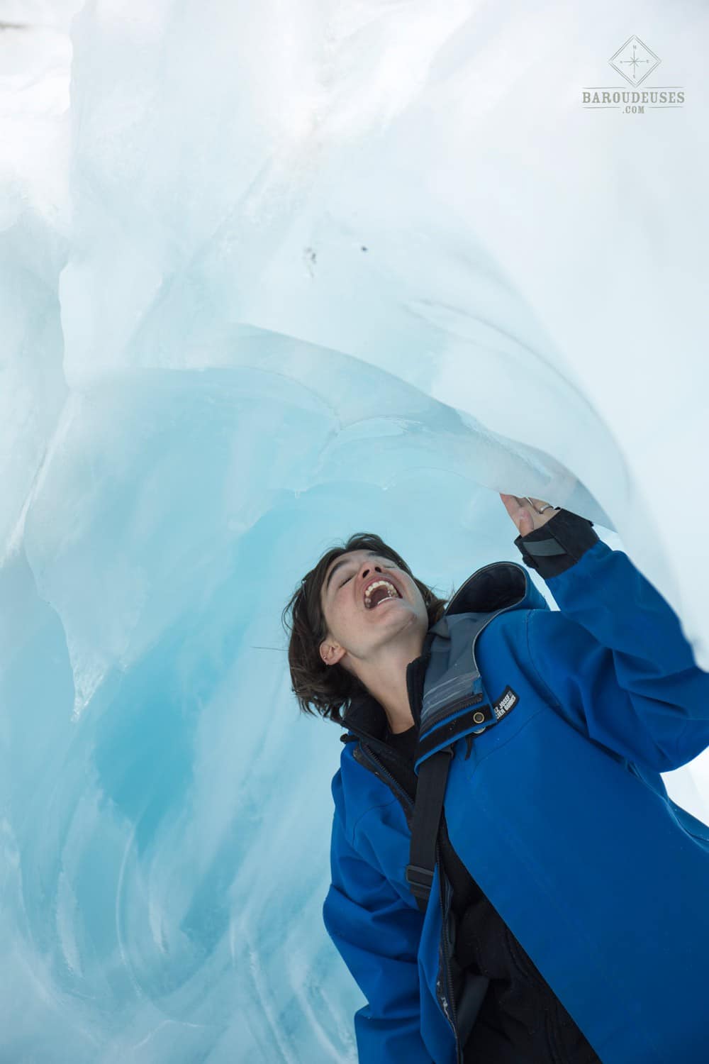 Mumu dans une grotte de glace - Glacier Franz Josef pendant notre tour du monde