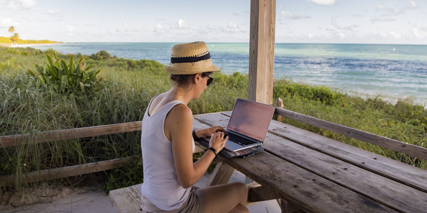 Clem travaille en voyageant - bord de plage dans les Keys en Floride. Métiers de Digital nomads.