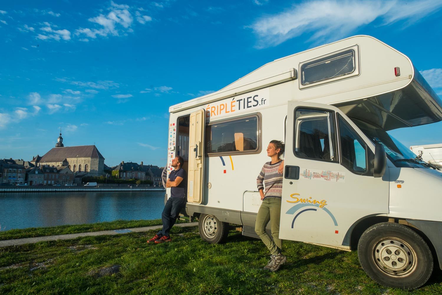 Péripléties voyagent et travaillent sur les routes de France à bord de Swingy leur camping car. Ils ont depuis peu monté une agence de création de contenu.