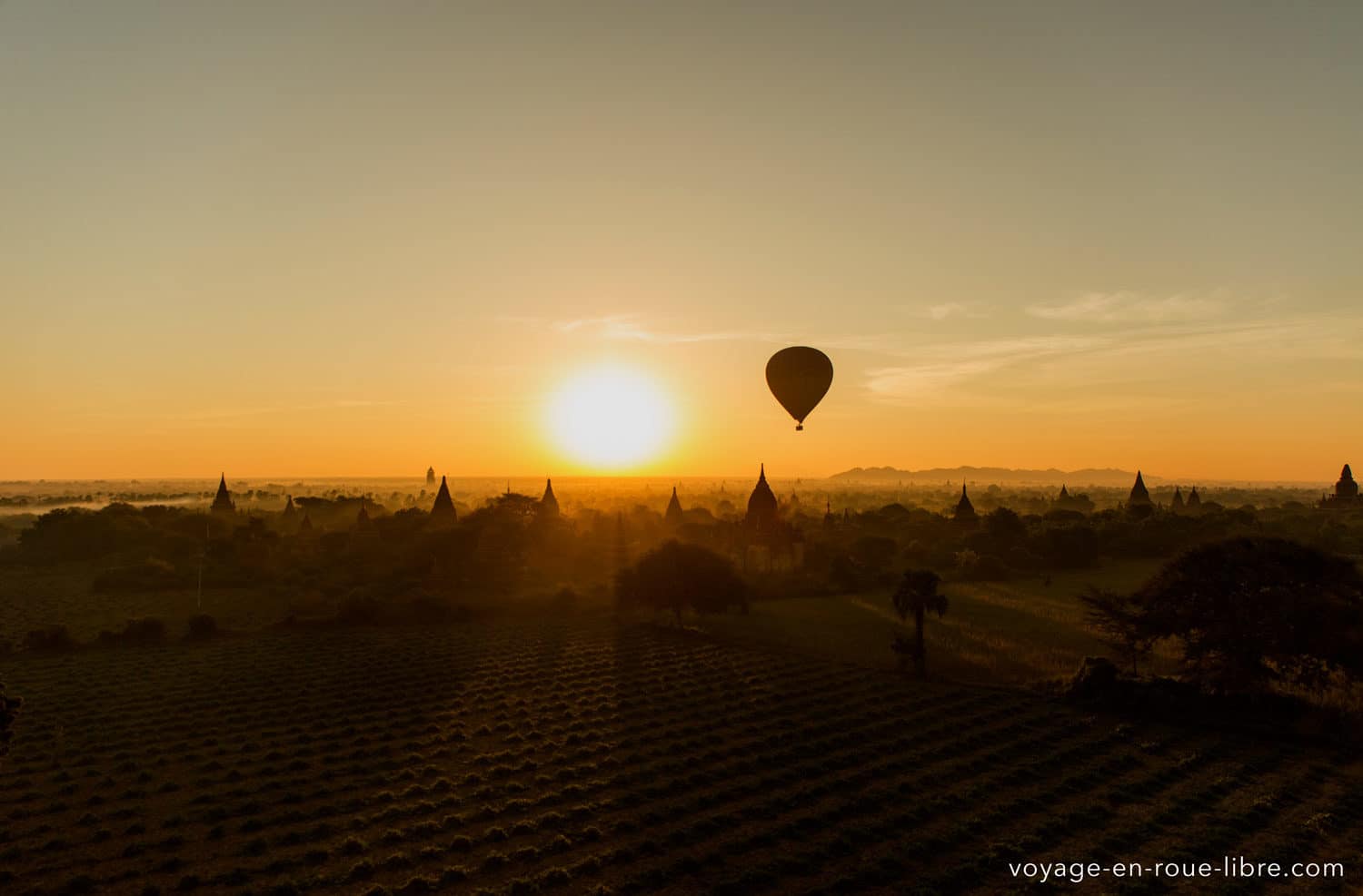 Survol de Bagan au début de notre tour du monde au Myanmar (Birmanie)