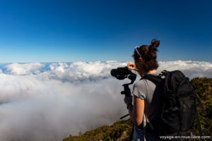 On se fait souvent demander ce que nous avons dans nos sacs à dos de digital nomads ! C’est bien évidemment là que nous rangeons tout notre matériel photo et vidéo. En effet, ce sont les sacs qui restent la plupart du temps avec nous que ce soit pour prendre l’avion ou lors de nos déplacements ! Mais que renferment-ils exactement ? Nous avons donc décidé d’écrire cet article pour éclaircir le mystère !