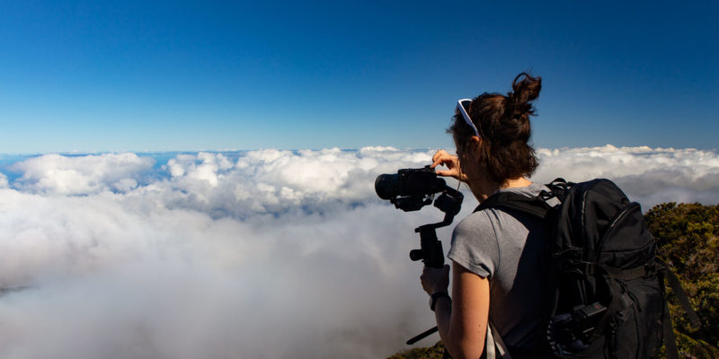 On se fait souvent demander ce que nous avons dans nos sacs à dos de digital nomads ! C’est bien évidemment là que nous rangeons tout notre matériel photo et vidéo. En effet, ce sont les sacs qui restent la plupart du temps avec nous que ce soit pour prendre l’avion ou lors de nos déplacements ! Mais que renferment-ils exactement ? Nous avons donc décidé d’écrire cet article pour éclaircir le mystère !