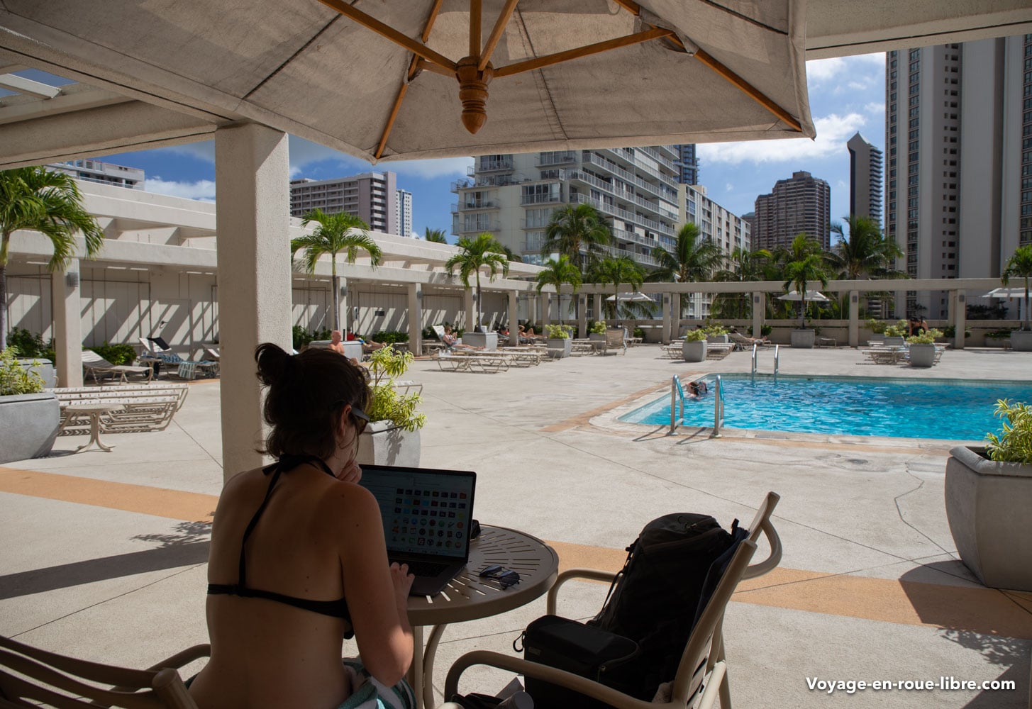 Travail au bord de la piscine au Ala Moana Hotel d'Honolulu