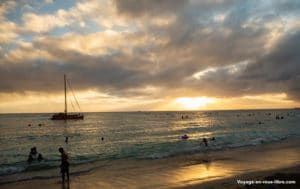 Le coucher de soleil sur la plage de Waikiki
