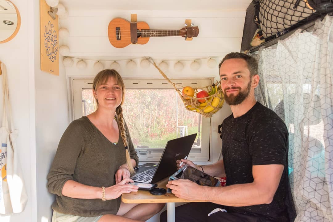 Gilles et maggy sont devenus digital nomads et exercent des métiers créatifs depuis leur van.