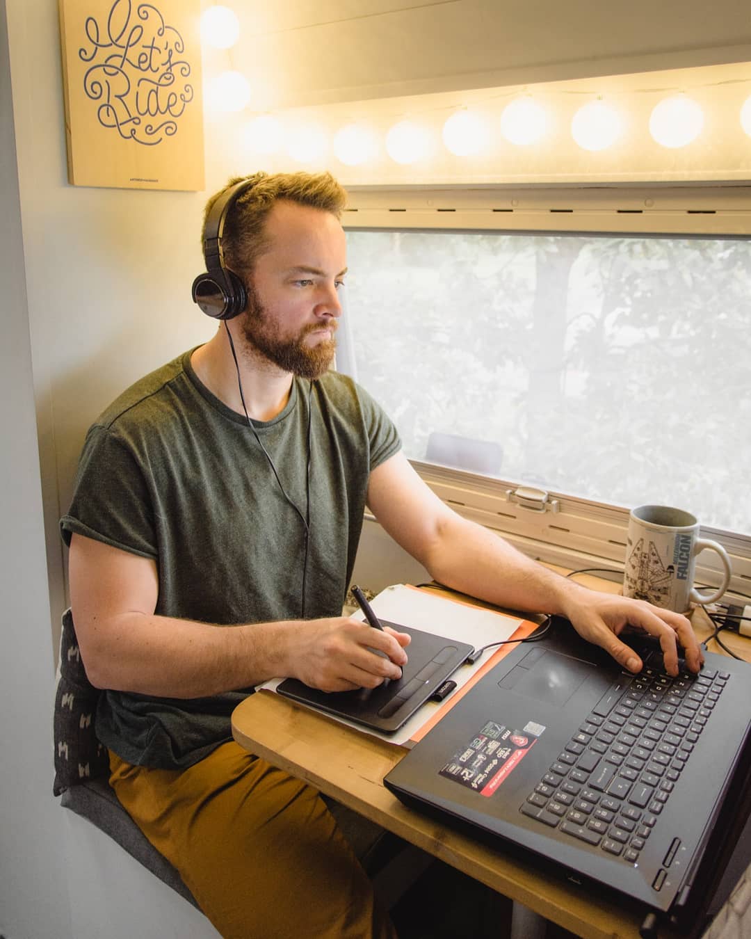 Gilles de Coucou Liberté travaille à bord de son van et a pour métier motion designer - Digital nomad
