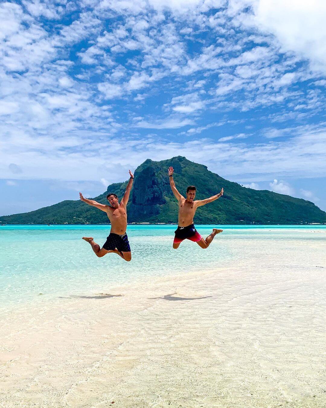 Ben et Sav sur une plage à Tahiti