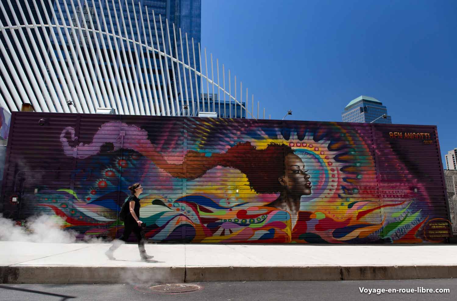 Digital nomad, un mode de vie libre : Clem marche devant une fresque murale.